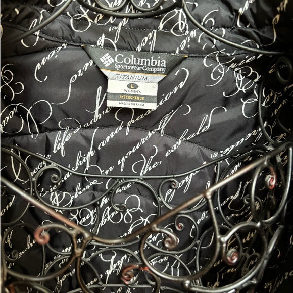 Women’s large Columbia titanium, two-piece with detachable hood and snow belt. - Picture 15 of 15